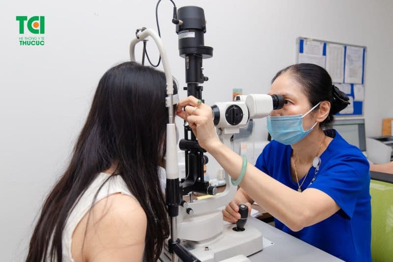 mắt bị lé 1 bên