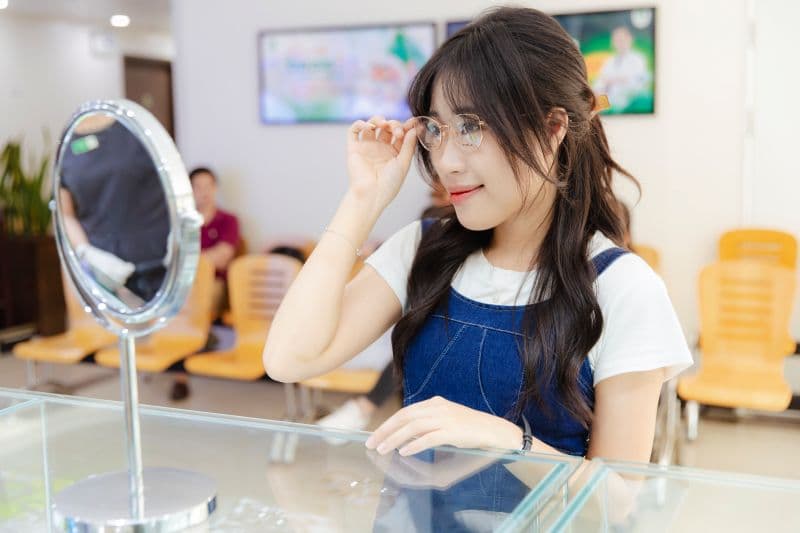 Một trong những phương pháp phổ biến nhất để điều trị mắt lác nhẹ là sử dụng kính điều chỉnh.