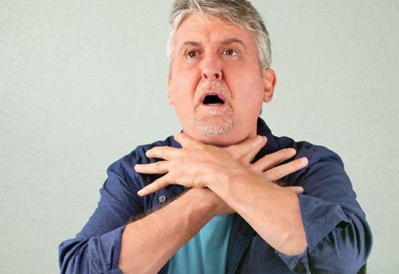 Nuốt nghẹn do trào ngược là tình trạng không ít người từng gặp phải