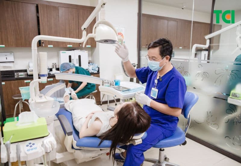 Nếu có dấu hiệu bất thường, đừng chần chừ kiểm tra răng bị sâu tại nha khoa.