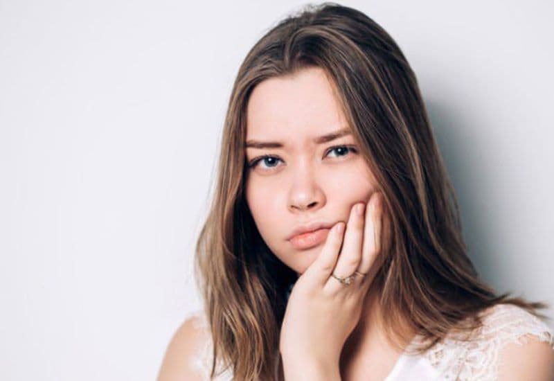 Tình trạng răng sâu bị đau nếu để lâu ngày có thể làm răng yếu đi, dẫn đến gãy hoặc rụng.