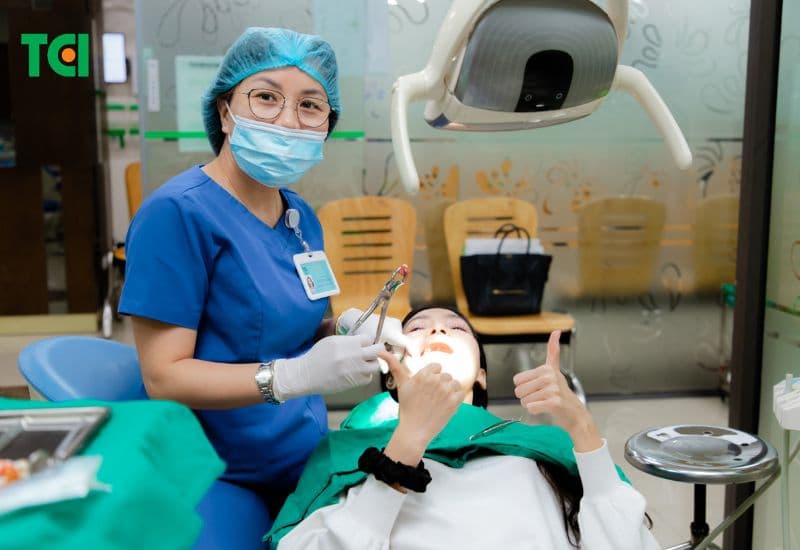 Khi răng sâu bị đau kéo dài, thăm khám nha khoa là điều cần thiết.