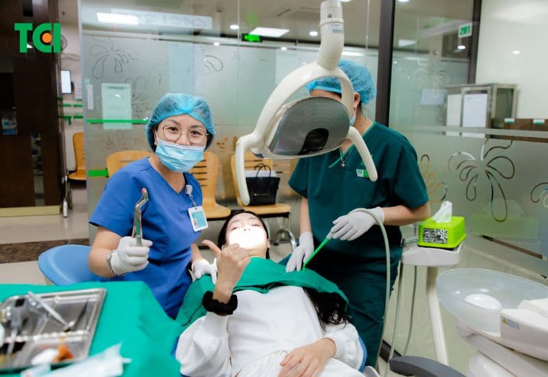 Hãy duy trì đi khám răng định kỳ để phát hiện kịp thời tình trạng răng sâu nhẹ.