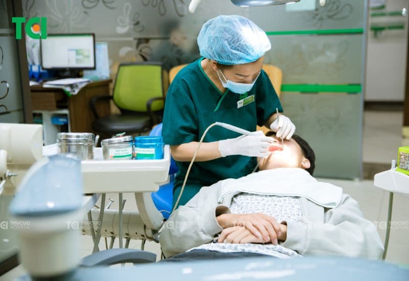 Sâu răng trẻ em kéo dài nên được khám và điều trị sớm tại nha khoa.