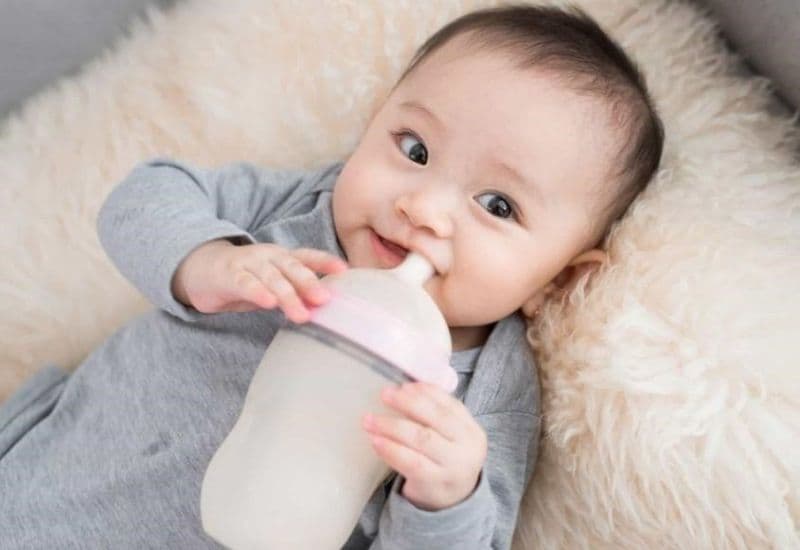 Cho bé bú bình sữa đêm là nguyên nhân dẫn đến tình trạng sâu răng trẻ em.