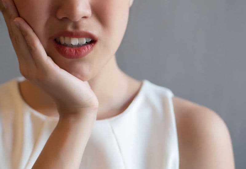 Khi không điều trị đúng lúc, sâu tủy răng có thể làm nướu sưng to, kèm theo mủ.