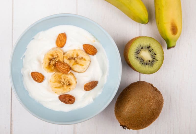 Bữa xế: 1 hộp sữa chua không đường + 1 quả chuối chín hoặc táo