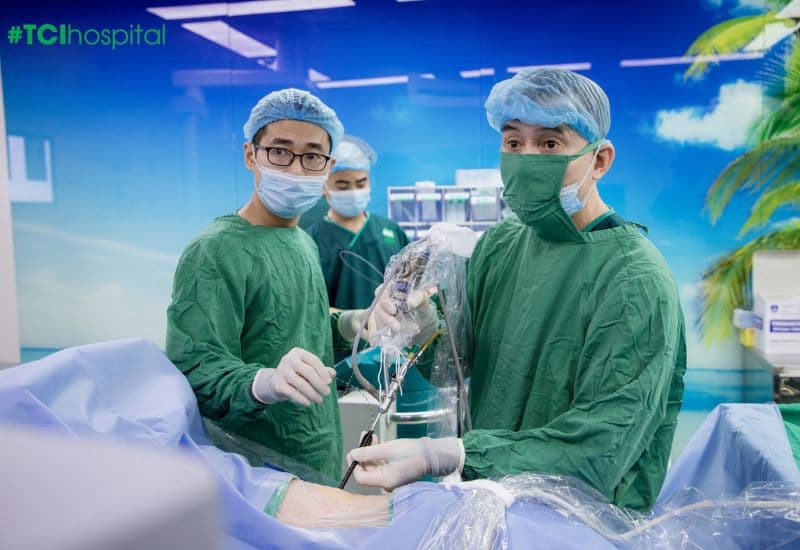 Đường hầm nhỏ giải quyết sỏi thận lớn an toàn cho người tuổi cao