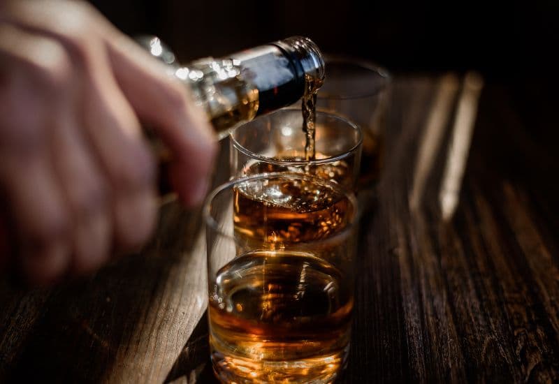 Rượu, bia và thuốc lá đều là những yếu tố làm trầm trọng thêm tình trạng xơ vữa mạch máu.