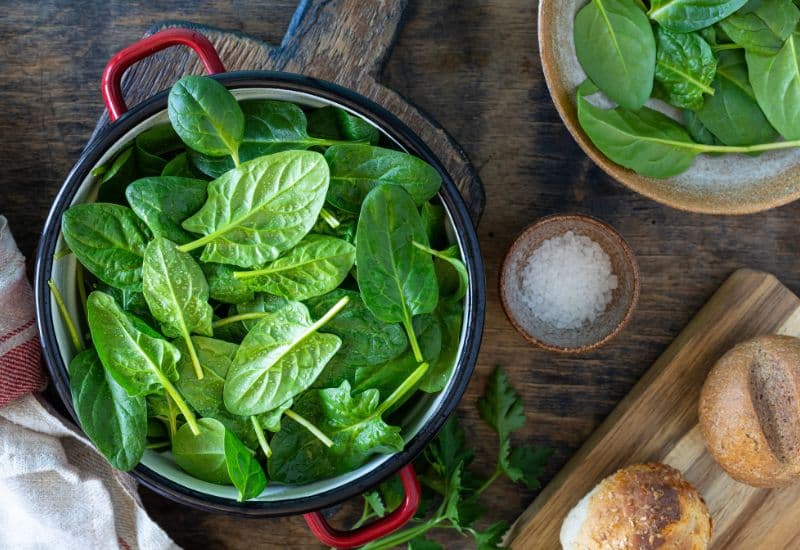 Thực phẩm tốt cho người huyết áp cao: Nhóm rau xanh và củ quả giàu kali.