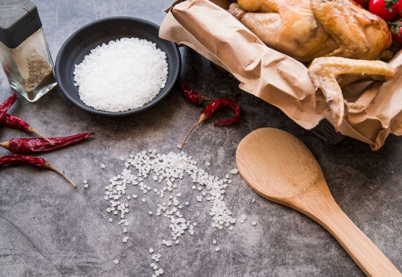 Tổng lượng muối nạp mỗi ngày không nên vượt quá 5g.