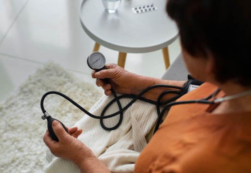 Khi sử dụng trà thảo dược để hỗ trợ hạ huyết áp, người bệnh cần thường xuyên kiểm tra huyết áp để theo dõi hiệu quả.