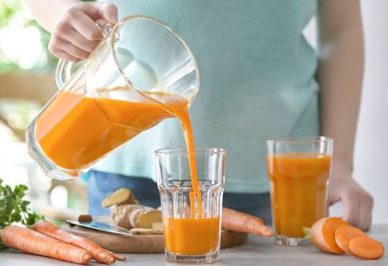 Một quan niệm sai lầm thường gặp là nghĩ rằng nước ép tốt hơn trái cây có vitamin C nguyên quả.
