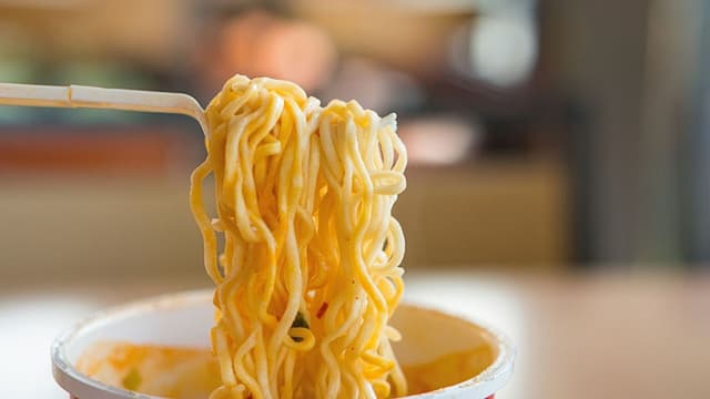 Giải đáp: Người bị trào ngược dạ dày ăn mì tôm được không?