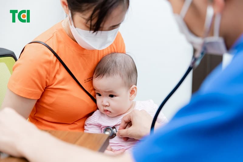 trẻ bị cảm cúm nên ăn gì - đi khám bác sĩ