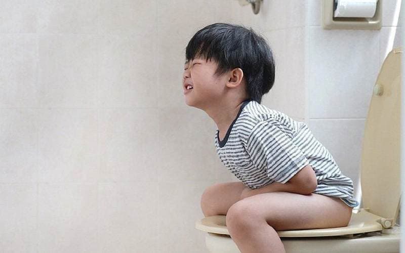 Trẻ bị táo bón đi ngoài ra máu kèm triệu chứng