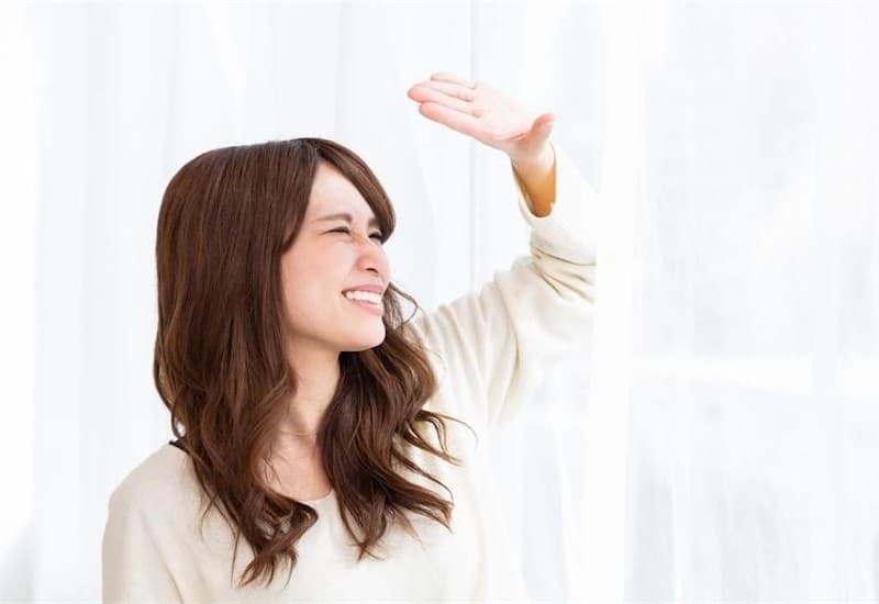 Nếu phải nheo mắt hoặc quay mặt đi khi gặp ánh sáng mạnh, đây có thể là dấu hiệu cần chú ý.