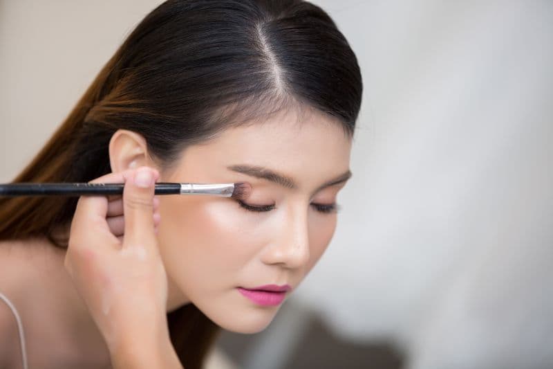 Các yếu tố bên ngoài như ô nhiễm môi trường, khói bụi, hoặc việc sử dụng mỹ phẩm không đảm bảo chất lượng cũng có thể kích thích viêm bờ mi.