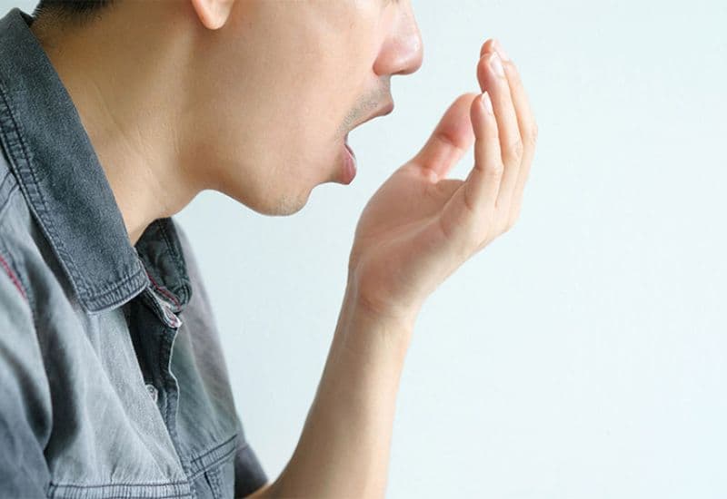 Ăn bị hôi miệng thường xuất phát từ nhiều nguyên nhân khác nhau, khiến cuộc sống hằng ngày trở nên bất tiện.