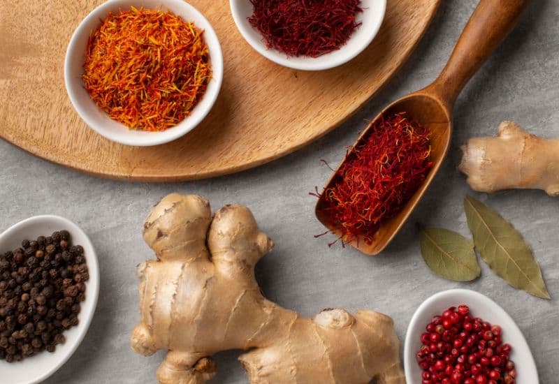 Một trong những cách hiệu quả nhất để giảm lượng muối ăn mà không làm món ăn trở nên nhạt nhẽo là tận dụng gia vị tự nhiên.