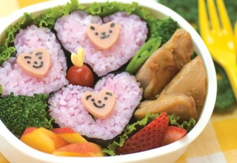 Để bé 2 tuổi ăn cơm hứng thú, cha mẹ cần chuẩn bị thực đơn đa dạng và hấp dẫn, tránh sự nhàm chán.