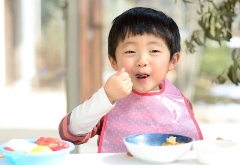 Bé 2 tuổi ăn cơm cần có thực đơn phù hợp để phát triển khỏe mạnh.