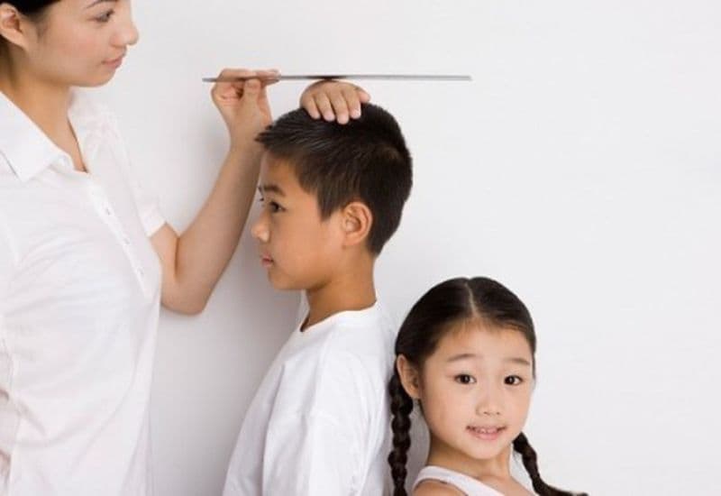 Bé còi thường thấp bé nhẹ cân, với chiều cao hạn chế so với bạn bè đồng trang lứa.