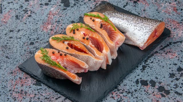 Giải đáp về việc bé mấy tháng ăn cá hồi