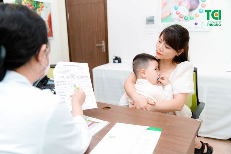 Theo các chuyên gia dinh dưỡng, trẻ thường có thể bắt đầu ăn cá hồi từ khoảng 6 tháng tuổi.