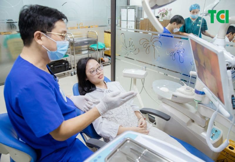 Bị sưng răng khôn nên khám nha khoa định kỳ để điều trị sớm.