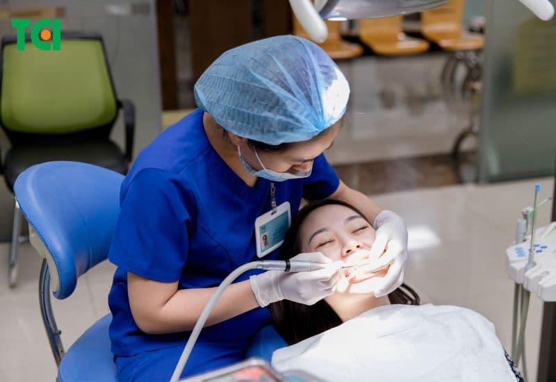 Một trong những cách khắc phục răng sâu hiệu quả nhất là đi khám nha khoa kịp thời để thăm khám và điều trị, ngăn ngừa các biến chứng về sau.