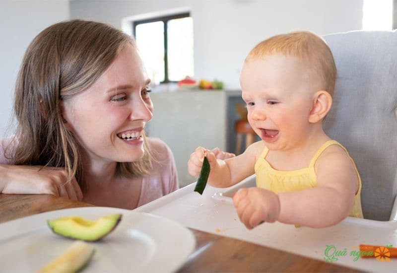 Khi cho bé ăn bơ đúng cách, mẹ nên chú ý theo dõi phản ứng của bé sau mỗi bữa.