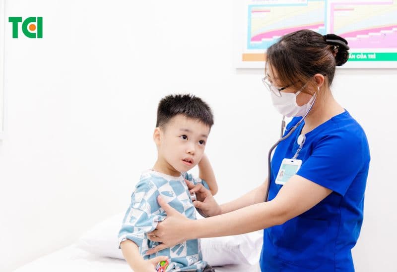 Cho bé ăn bơ đúng cách nhưng có biểu hiện bất thường, cần đưa bé đi khám ngay.