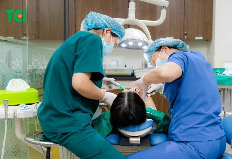 Khi tình trạng đau răng do răng sâu kéo dài, bạn nên đến nha khoa thăm khám và điều trị sớm để tránh biến chứng.