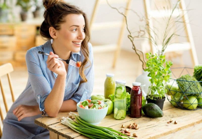 Xây dựng chế độ ăn uống hợp lý và lành mạnh giúp phòng tránh đau răng do răng sâu.