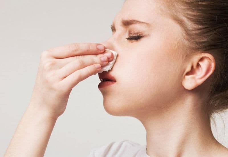 Khi dịch nhầy và vi khuẩn tích tụ trong xoang gây ra mùi hôi lan xuống khoang miệng, người bệnh sẽ gặp phải hiện tượng hôi miệng viêm xoang.