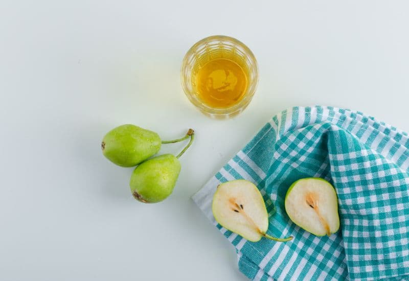 Lê là trái cây có tính mát, nhiều nước, giúp thanh nhiệt, giải độc, làm dịu hệ tiêu hóa và hỗ trợ làm mềm phân.