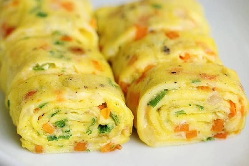 món ăn cho bé lười ăn rau - trứng cuộn rau củ