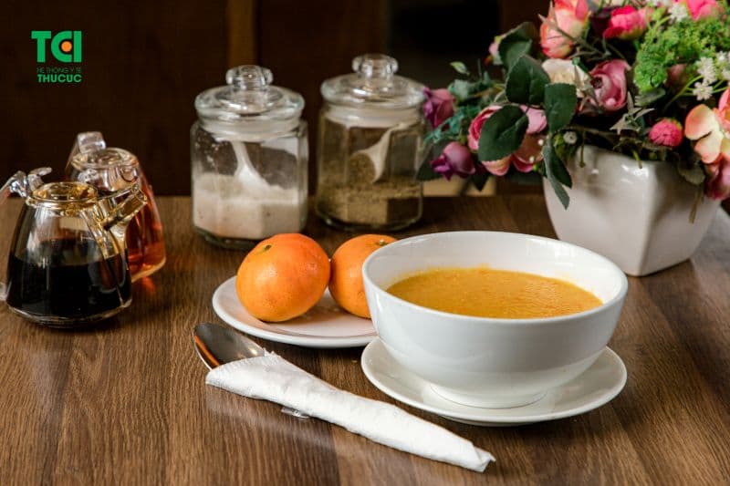 Khi chế biến cháo, cha mẹ nên ưu tiên nấu cháo loãng hoặc xay mịn đối với trẻ nhỏ để dễ nuốt.