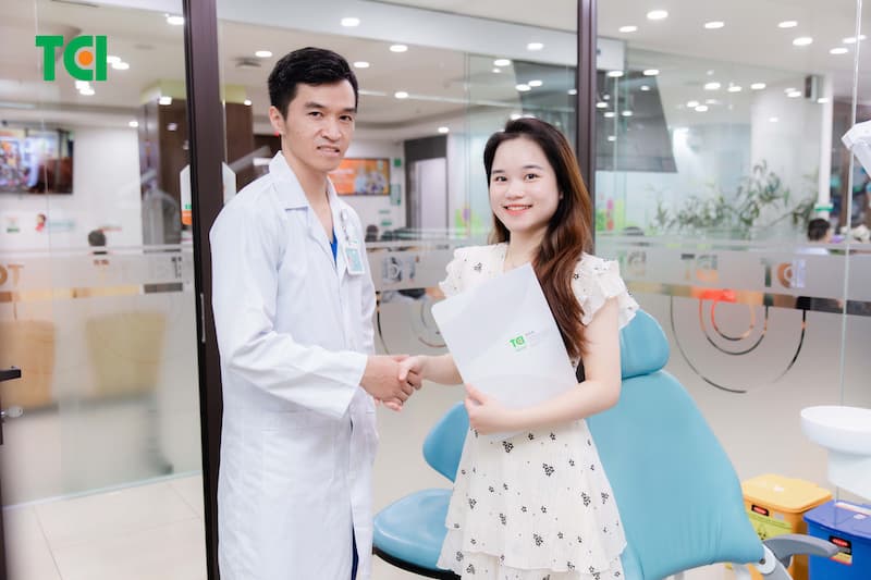Phục hình cầu răng nên đến nha khoa uy tín để thăm khám
