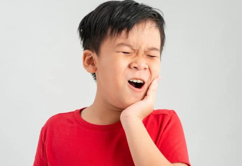 Nếu để kéo dài mà không xử lý, sâu răng hàm trẻ em có nguy cơ gây ra các biến chứng nặng nề.