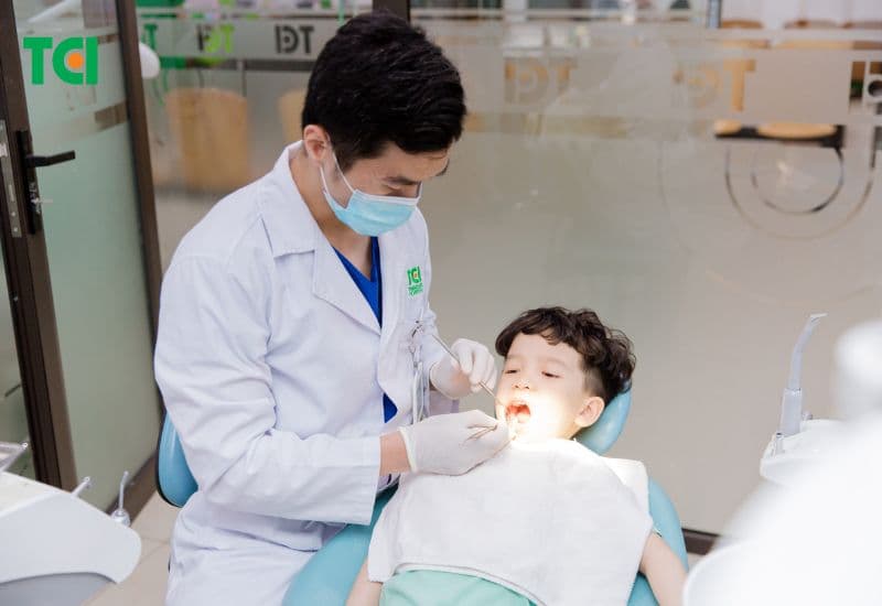 Việc cho trẻ thăm khám nha khoa thường xuyên giúp nhận biết và xử lý sớm các vấn đề sâu răng hàm trẻ em.