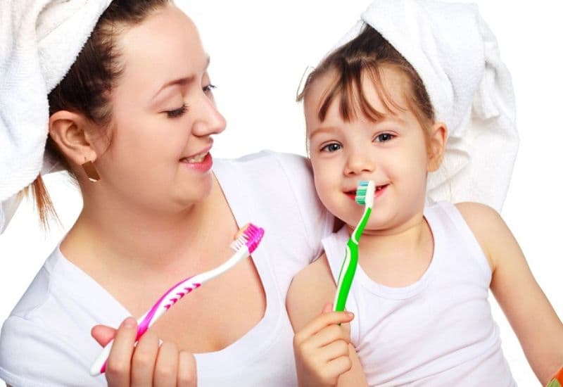 Khắc phục sâu răng ở trẻ hiệu quả nhất là hướng dẫn trẻ thói quen chăm sóc răng miệng đúng cách và đều đặn.