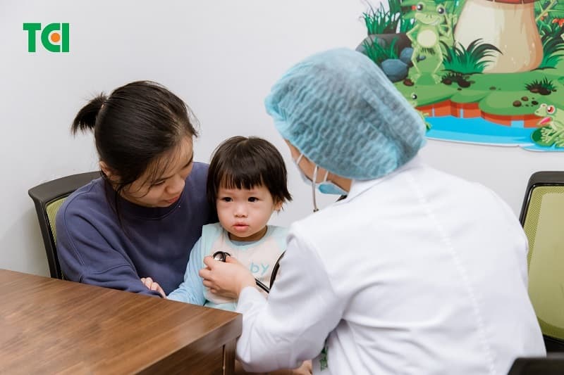 sốt phát ban nên ăn gì - đi khám bác sĩ