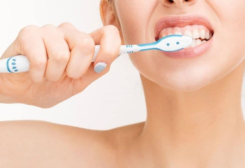 Duy trì vệ sinh răng miệng đúng cách là biện pháp đơn giản giúp hạn chế sưng nướu răng khôn.