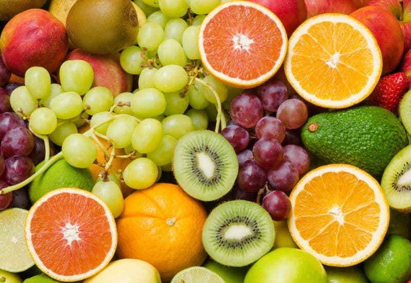 Trẻ bị thủy đậu nên tăng cường ăn trái cây tươi để hỗ trợ quá trình hồi phục nhanh chóng.