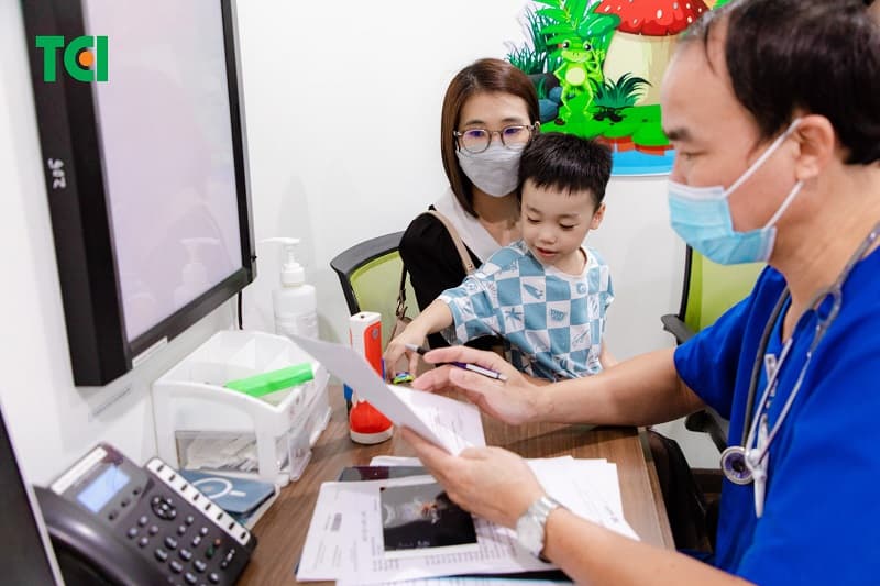 trẻ còi xương nên ăn gì - đi khám bác sĩ