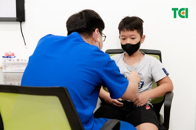 trẻ dậy thì ăn gì - đi khám dinh dưỡng