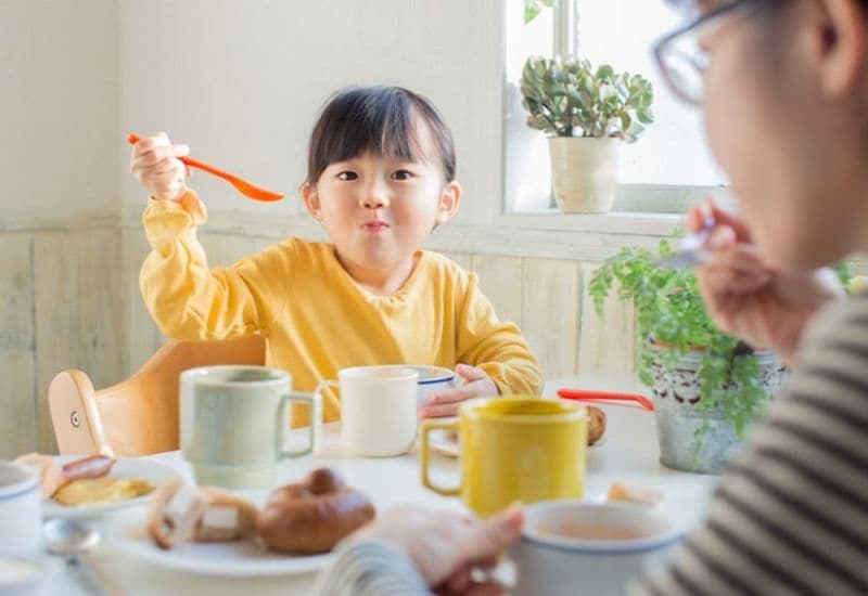 Trong trứng gà còn giàu vitamin D và canxi, hỗ trợ trẻ phát triển xương chắc khỏe và răng vững chắc.