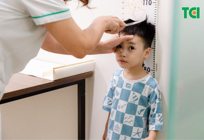 Khi tình trạng trẻ lên cân chậm diễn ra lâu ngày, bố mẹ cần đưa con đi khám dinh dưỡng để được tư vấn kịp thời.